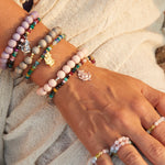 Stretch Chakra Ringe an Hand von Frau 