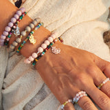 Stretch Chakra Ringe an Hand von Frau 