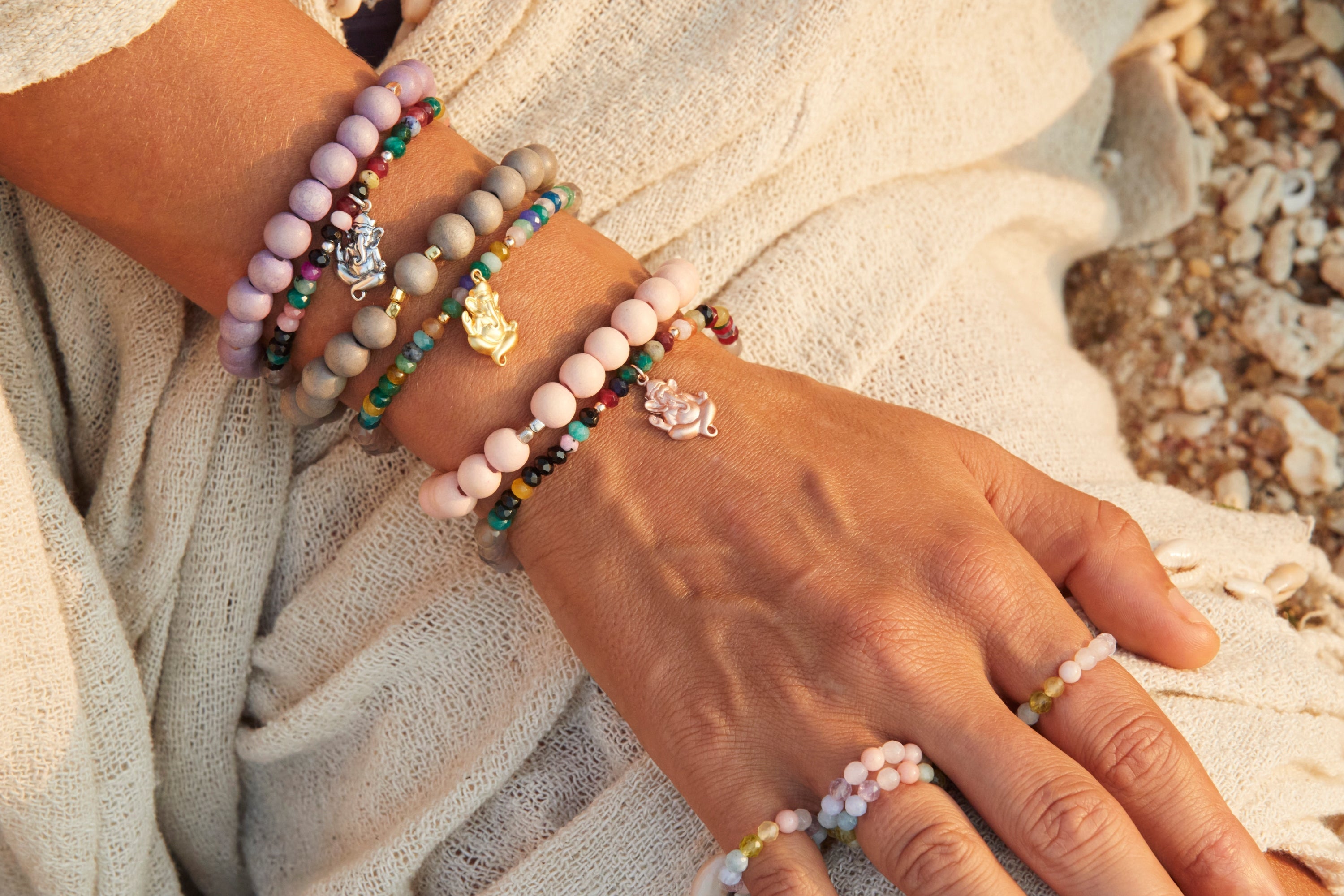 Stretch Chakra Ringe an Hand von Frau 