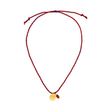 Choker Kette in rot Tönen mit Sonne Münze Anhänger in Goldund Granat Edelstein.