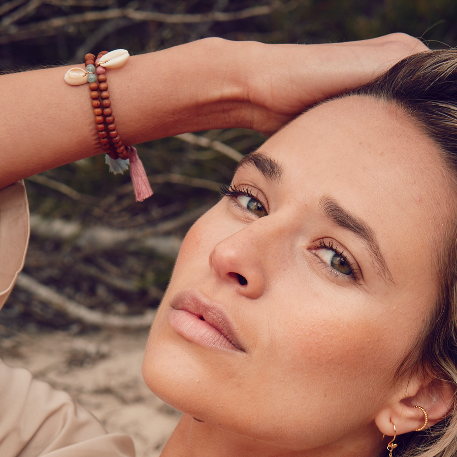 Shanti Bracelet Sandalwood Stretch, Cowrie & Aquamarine
