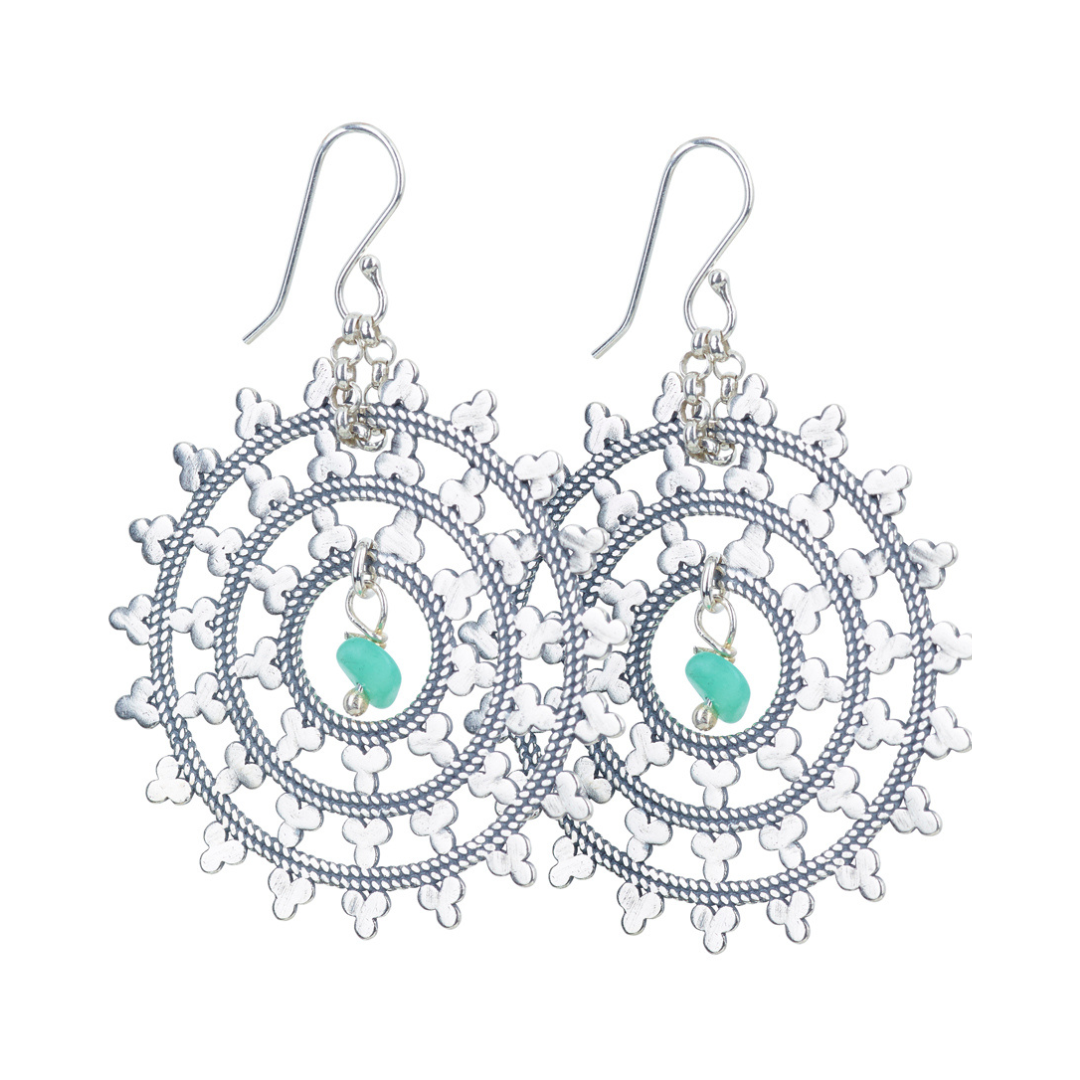 Boho Ohrringe mit Wheel of Karma Anhänger aus 925 Silber.