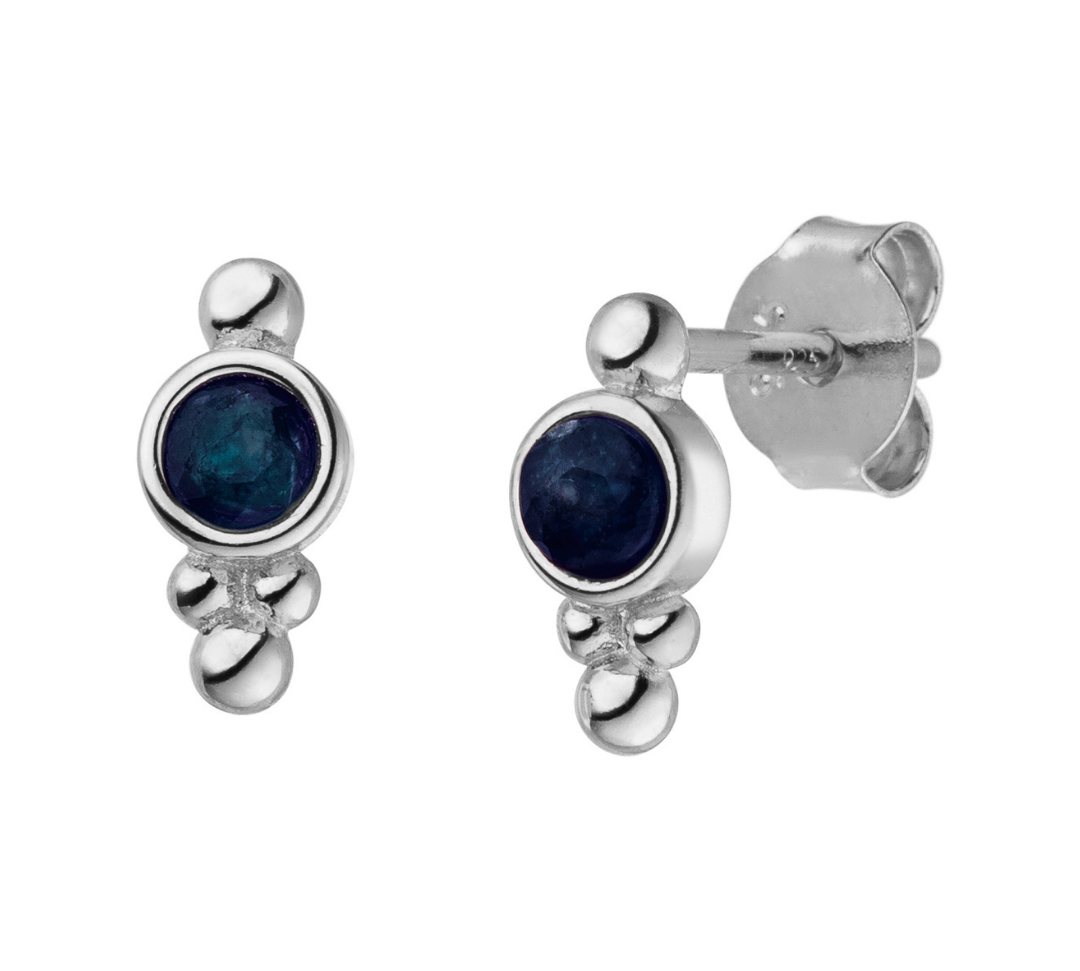 Silberne Geburtsstein Ohrringe Stecker für September Geborene mit blauem Saphir.