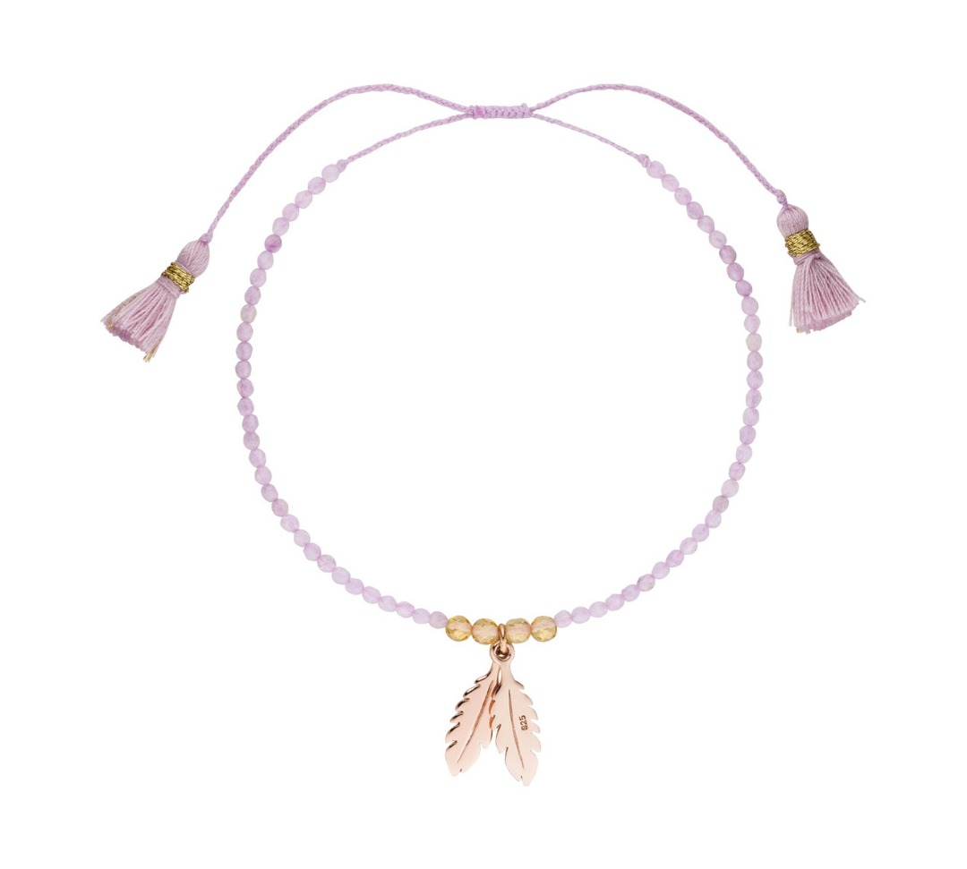 Edelstein Armband mit gelbem Citrin und lila Lavenelquarz mit zwei Feder als Yoga Schmuck.